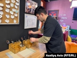 Хушбахт раскладывает столовые приборы