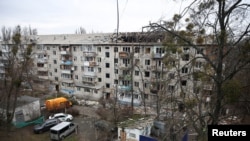 Bloc lovit de o dronă rusească la Kiev, pe 23 decembrie 2025.