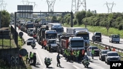 Prețurile mari ale carburanților scot lumea în stradă. În imagine: blocaj de protest pe șoseaua de centură a orașului Nantes, în Bouguenais, vestul Franței, pe 7 aprilie 2026.