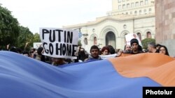 Armenia - Anti-government activists demonstrate against Armenia's membership of a Russian-led customs union during a state visit by Russian President Vladimir Putin, Yerevan, 2Dec2013.