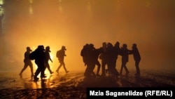 2024 წლის 29 ნოემბერი, რუსთაველის გამზირი, დემონსტრანტები აირწინაღებითა და ცრემლმდენი გაზის კვამლი