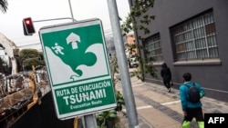 Locuitori refugiindu-se la Valparaiso, Chile, pe 30 iulie 2025.