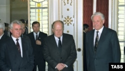 Ukrainian President Leonid Kravchuk (left), Belarusian leader Stanislau Shushkevich (center), and Russian President Boris Yeltsin after signing the Belavezha Accords, which formally dissolved the Soviet Union, on December 8, 1991.