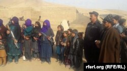 Darzap, jeňçilere garşy söweş üçin aýallary hem ýaraglandyrýarlar. 