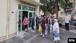 Хора се редят за безплатна бутилирана минерална вода Брезник, 19 август 2025 г.