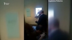 Акси Марина Абрамовичро ба сараш заданд