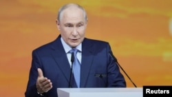 Володимир Путін під час виступу також зазначив, що Москва не готується до війни з Європою, оскільки для цього немає «мотивів та підстав»