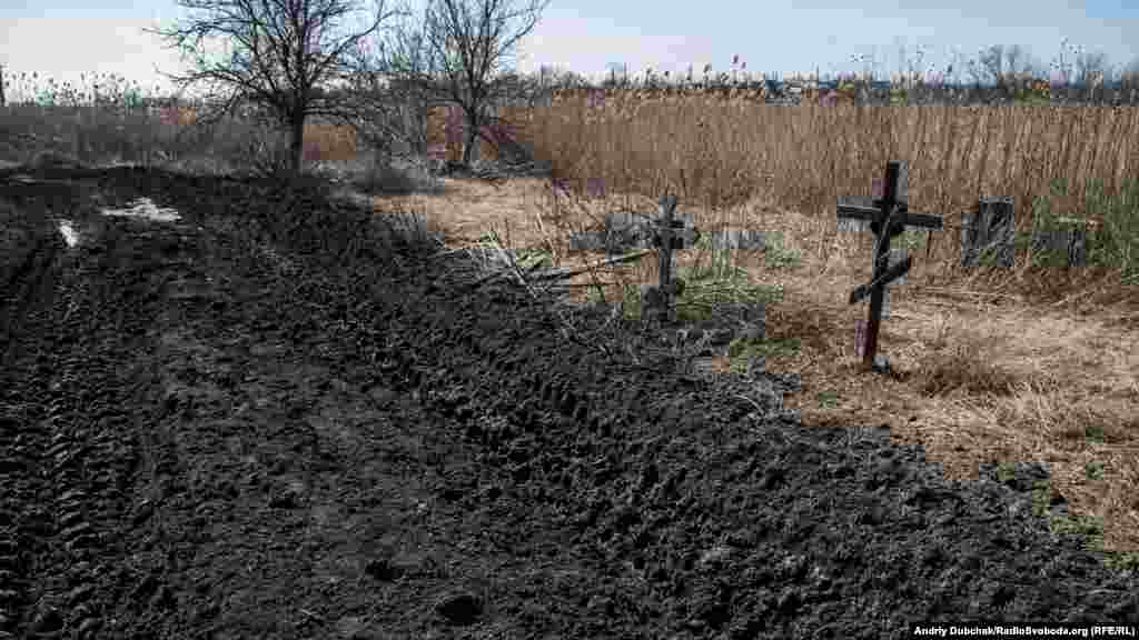 Кладбище. Дорога здесь была и раньше, но тяжелые военные машины раскатали ее почти до края могил