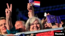 شب گذشته و بامداد امروز هزاران نفر از کروات‌ها ساعت‌ها به پایکوبی مشغول بودند