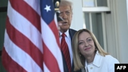ABŞ prezidenti Donald Tramp İtaliyanın baş naziri Corca Melonini Ağ evin girişində qarşılayır.