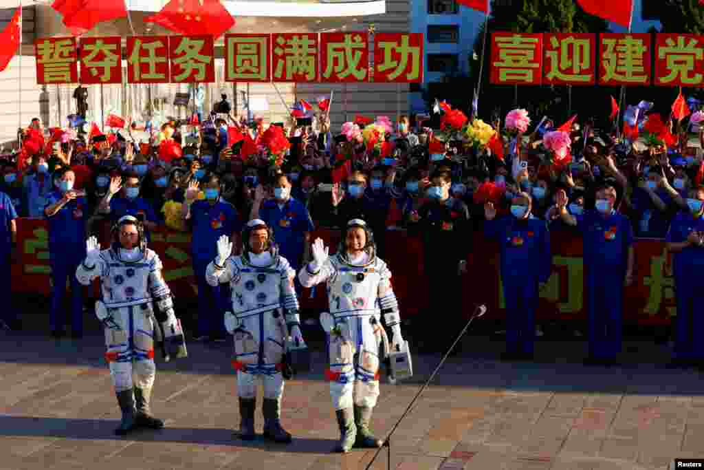 Astronauti Tang Hongbo (45),&nbsp;Nije Haišeng (56) i&nbsp;Liju Boming (54) pozdravljaju okupljene prije ukrcavanja u raketu.