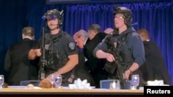 Президента США Дональда Трампа супроводжують з вечері Асоціації кореспондентів Білого дому (WHCA) у Вашингтоні