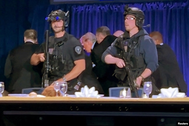 خروج دونالد ترامپ مراسم شام خبرنگاران کاخ سفید، پس از شنیده شدن صدای تیراندازی