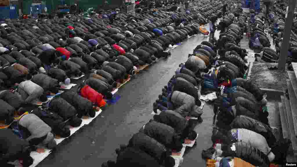 Qurban bayramı ərəfəsində Rusiya paytaxtı Moskvada bayram namazı qılan müsəlmanlar