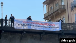 ელენე ხოშტარიას მხარდამჭერი ბანერი გადმოფინეს თბილისში, „მშრალი ხიდიდან“.