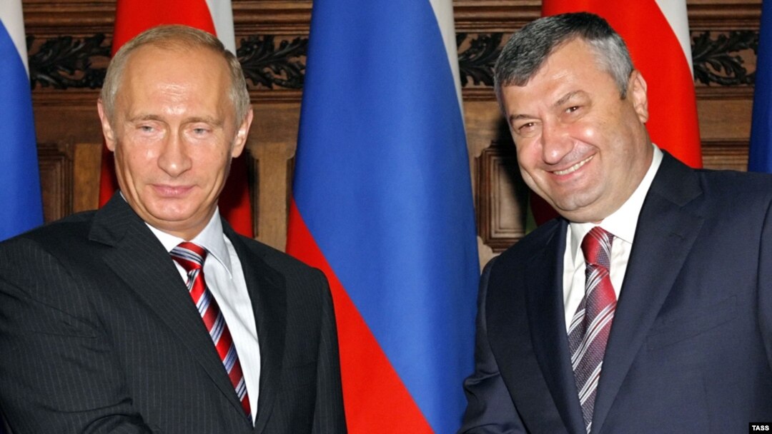 Недавно арбитром между Кокойты и Бровцевым выступал глава правительства России Владимир Путин, принимавший руководителей республики в своем рабочем кабинете