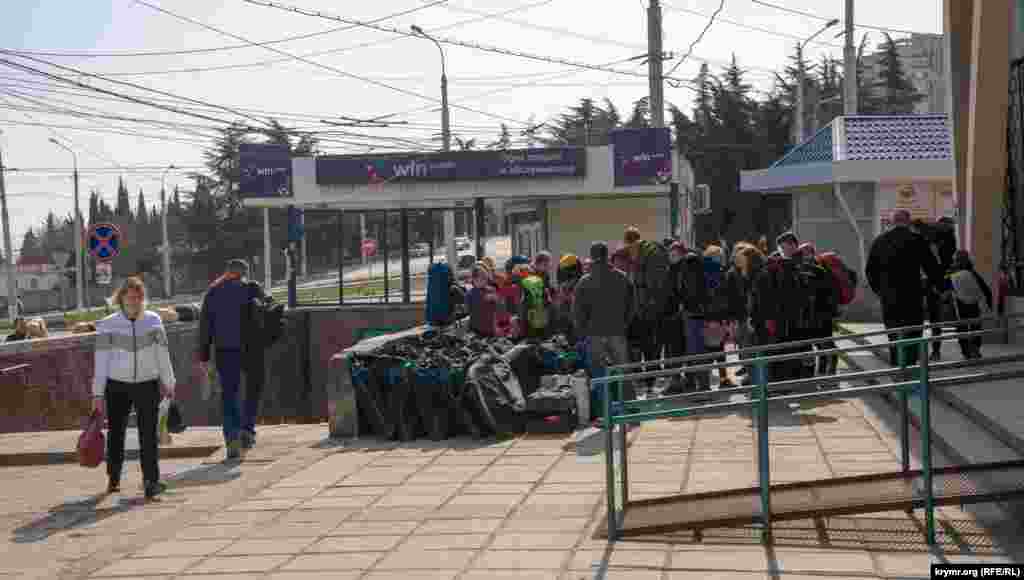 На Алуштинском автовокзале. Группа школьников из Санкт-Петербурга приехала в Крым со своими велосипедами&nbsp;