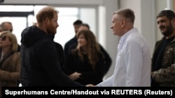 ფოტო არქივიდან. პრინცი ჰარი უკრაინის ქალაქ ლვოვის სარეაბილიტაციო ცენტრში. 2025 წლის 10 აპრილი 