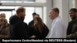 Британский принц Гарри во время посещения центра Superhumans Centre во Львове, Украина, 10 апреля 2025 года