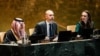 Ministrul de externe al Franței, Jean-Noel Barrot (centru) la sediul ONU din New York, 29 iulie 2025. 