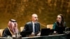 Ministrul de externe al Franței, Jean-Noel Barrot (centru) la sediul ONU din New York, 29 iulie 2025. 