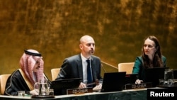 Ministrul de externe al Franței, Jean-Noel Barrot (centru) la sediul ONU din New York, 29 iulie 2025. 