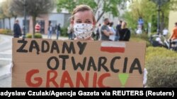 Протестующая на польско-германской границе с плакатом «Требуем открытия границ!»