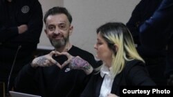 ნიკა კაცია (მარცხნივ) და მისი ადვოკატი ნინო ლომინაძე