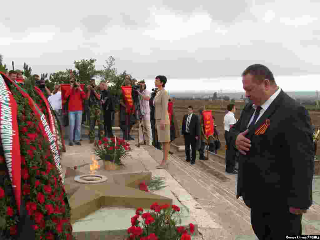 Приднестровские спикер парламента Михаил Бурла и премьер-министр Татьяна Туранская почтили память павших;
