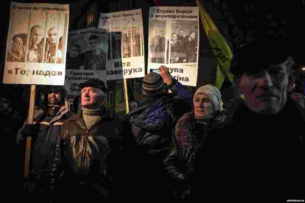 У День українського політв&#39;язня біля Лук&#39;янівського СІЗО відбулася акція солідарності з переслідуваними, на думку учасників, з політичних мотивів. Декілька сотень людей прийшли підтримати усіх українських політв&#39;язнів в Україні та за її межами, а також вшанувати пам&#39;ять тих, хто став жертвою політичних репресій. Під час мітингу активісти тримали у руках портрети відомих політичних в&#39;язнів. Київ, 12 січня 2016 року