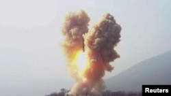 На цьому зображенні, опублікованому новинним агентством Північної Кореї (KCNA) 20 березня 2023 року, показано ракету, випущену північнокорейськими військовими в невідоме місце.
