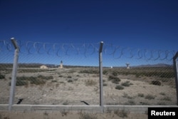 Kineska svemirska stanica vidi se iza ograde, u Las Lahasu, Argentina, 22. januara 2019.
