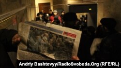 До Печерського районного суду, де оголошують вирок Юрієві Луценку, вдалось потрапити не всім журналістам...