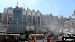 ساختمان بخش قونسلگری سفارت ایران در دمشق که هدف حمله راکتی قرار گرفت