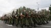 Az orosz támogatású szeparatista erők gyakorolják a felvonulást a győzelem napi parádéra Donyeckben 2020. június 18-án