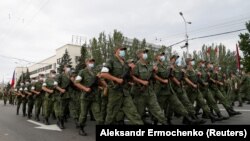 Az orosz támogatású szeparatista erők gyakorolják a felvonulást a győzelem napi parádéra Donyeckben 2020. június 18-án