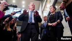 Външните министри на Дания и Гренландия – Ларс Льоке Расмусен и Вивиан Моцфелт, говорят пред журналисти след срещата си в Белия дом с американския вицепрезидент Джей Ди Ванс и държавния секретар на САЩ Марко Рубио. 14 януари 2026 г.