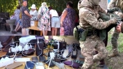 Колаж. Бердянці заряджають телефони і павербанки в громадських місцях. Російські силовики затримують містянина