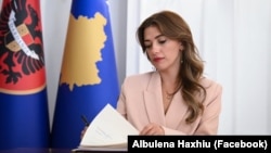 Ushtruesja e detyrës së presidentit të Kosovës, Albulena Haxhiu. 