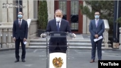 Armenia -- Prime Minister Nikol Pashinian (C) speaks at a news briefing hours after announcing that he and his family members tested positive for coronavirus, Yerevan, June 1, 2020.