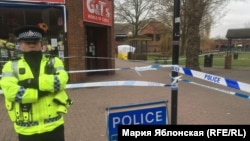Polisiýa wekili Sergeý Skripalyň we onuň gyzy Ýuliýanyň tapylan ýerinde gözegçilik edýär, Salisbury 