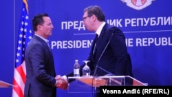 Predsednik Srbije Aleksandar Vučić (desni) i specijalni izaslanik predsednika Sjedinjenih Američkih Država za dijalog između Srbija i Kosovo Ričard Grenel (levo) u Beogradu, 22. septembar 2020. godine