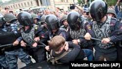 Столкновения между полицией у митингующими в Санкт-Петербурге на акции 9 сентября