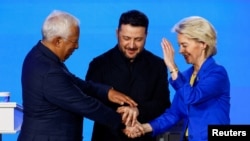 European Council Antonio Costa (left), Ukrainian President Volodymyr Zelenskyy (center), and European Commission President Ursula von der Leyen (file photo)