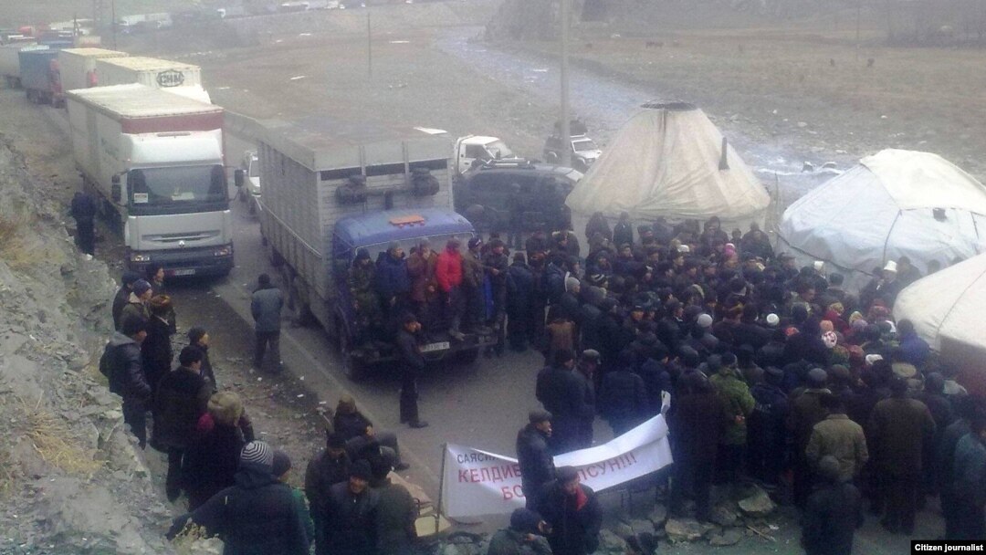 Supporters of Akmatbek Keldibekov blocking the highway to China in Osh on November 25.