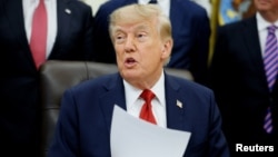 Трамп оголосив про заборону на доступ трьох ЗМІ до Білого дому в минулу п’ятницю в соціальних мережах, заявивши, що вони «не повинні мати змоги постійно писати чи повідомляти вигадки і брехню, висвітлюючи діяльність президента США»