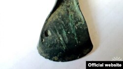 Бронзавая сякера ў Краязнаўчым музэі Полацку