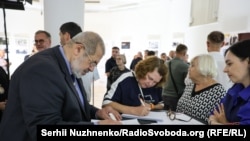 Глава Меджлісу Рефат Чубаров та Ольга Афанасьєва – матір кримського активіста, автора Крим.Реалії Геннадія Афанасьєва, котрий загинув на війні з Росією, пишуть листи ув'язненому Росією автору Крим.Реалії Владиславу Єсипенку. Київ, Україна, 9 вересня 2024 року