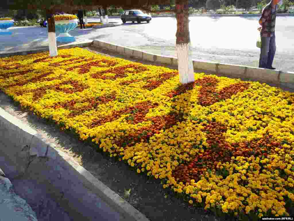Aşgabatda dürli reňkdäki güllerden Gurban baýramy mynasybetli taýýarlanan ýazgy