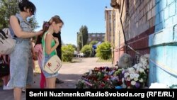 Flori și jucării marchează locul unui atac rusesc asupra unui bloc de apartamente în care au fost ucise în zorii zilei de noi numeroase persoane, inclusiv patru copii. 